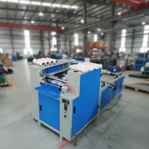 دستگاه رول و پرفراژ سفره یکبار مصرف در حال تولید