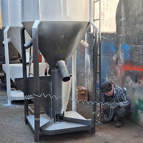 پرسنل ماشین سازی در حال ساخت دستگاه میکسر مواد پلاستیک